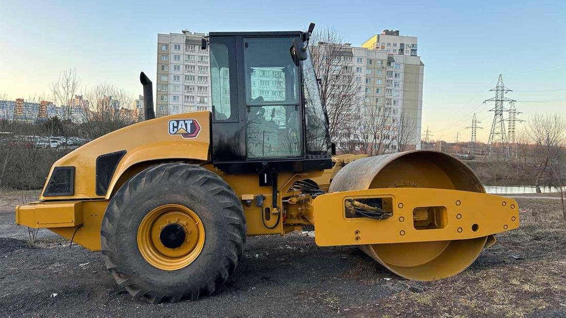Аренда виброкатка грунтового Cat в Минске для уплотнения щебня на прилегающей территории