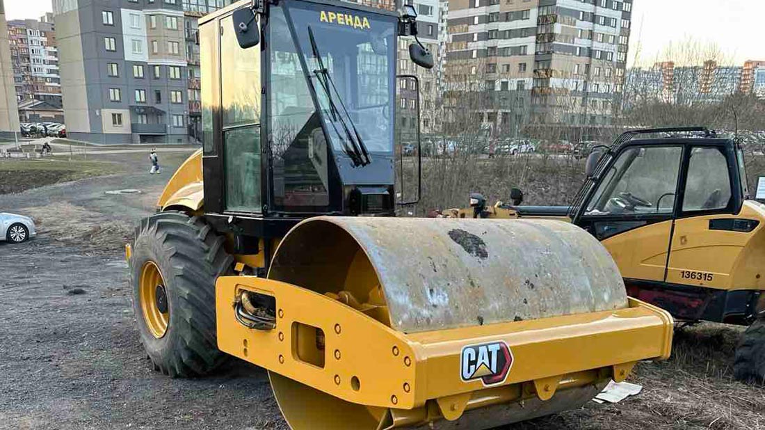 Аренда виброкатка грунтового Cat в Минске для уплотнения щебня на прилегающей территории