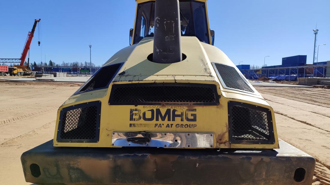 Аренда виброкатка грунтового Bomag Bw 216 для уплотнения песка на объекте в городе Жодино