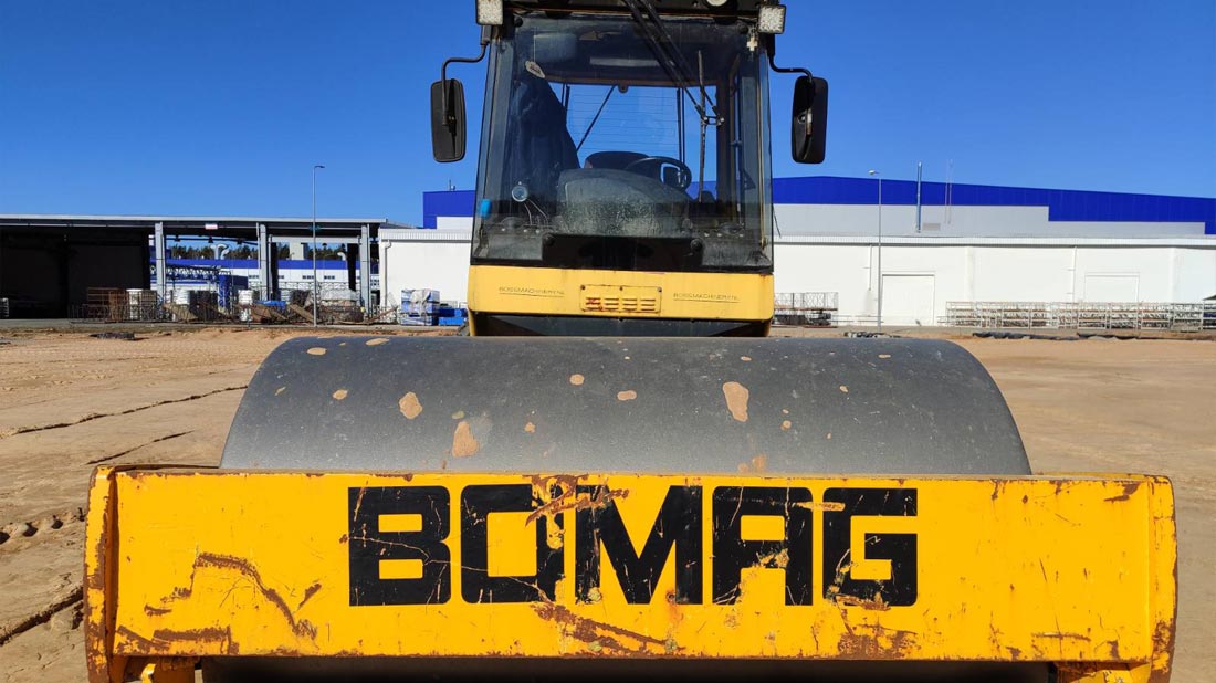 Аренда виброкатка грунтового Bomag Bw 216 для уплотнения песка на объекте в городе Жодино