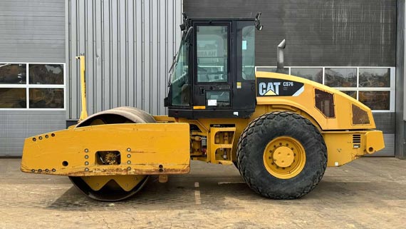 Вибрационный гладковальцовый грунтовый каток Caterpillar CS76