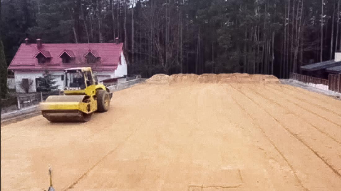 Уплотнение песка под строительство частного дома виброкатком Bomag BW213