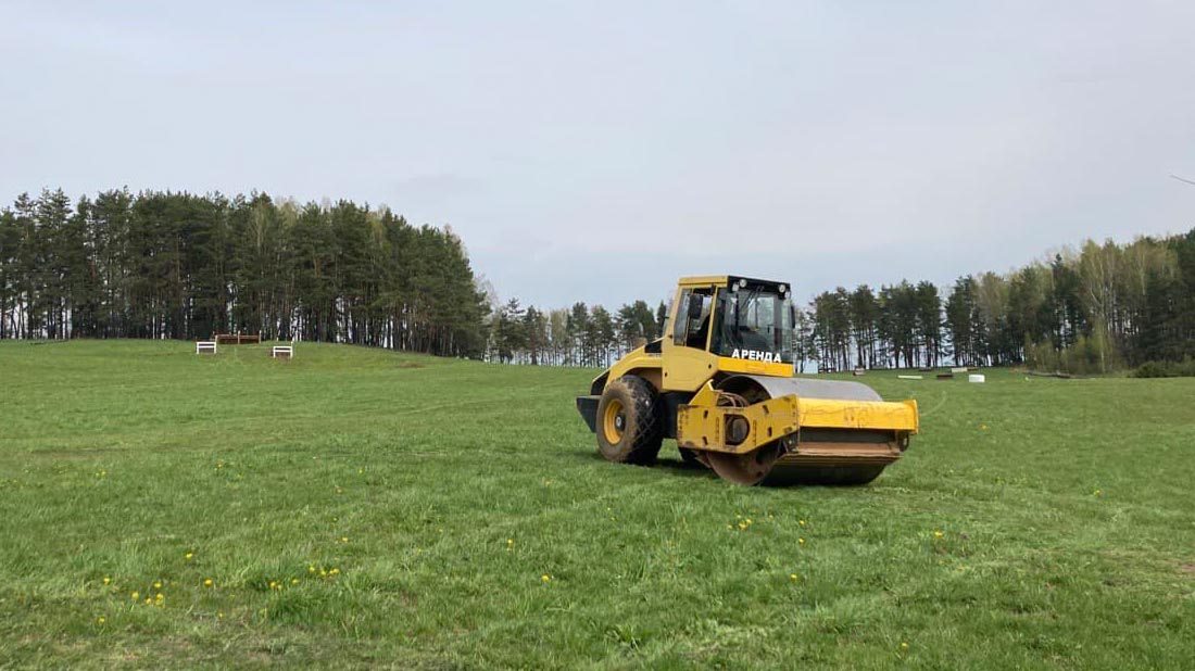 Уплотнение земли в РЦОП конного спорта и коневодства в Ратомке