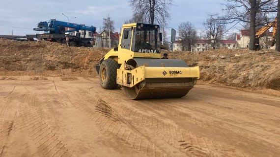 Уплотнение песка грунтовым виброкатком BOMAG BW213 D-4 (12,5 т) троительство парковки Минск