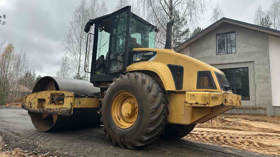 Аренда виброкатка CAT Caterpillar CS-563E для уплотнения подъездной дороги в Минске