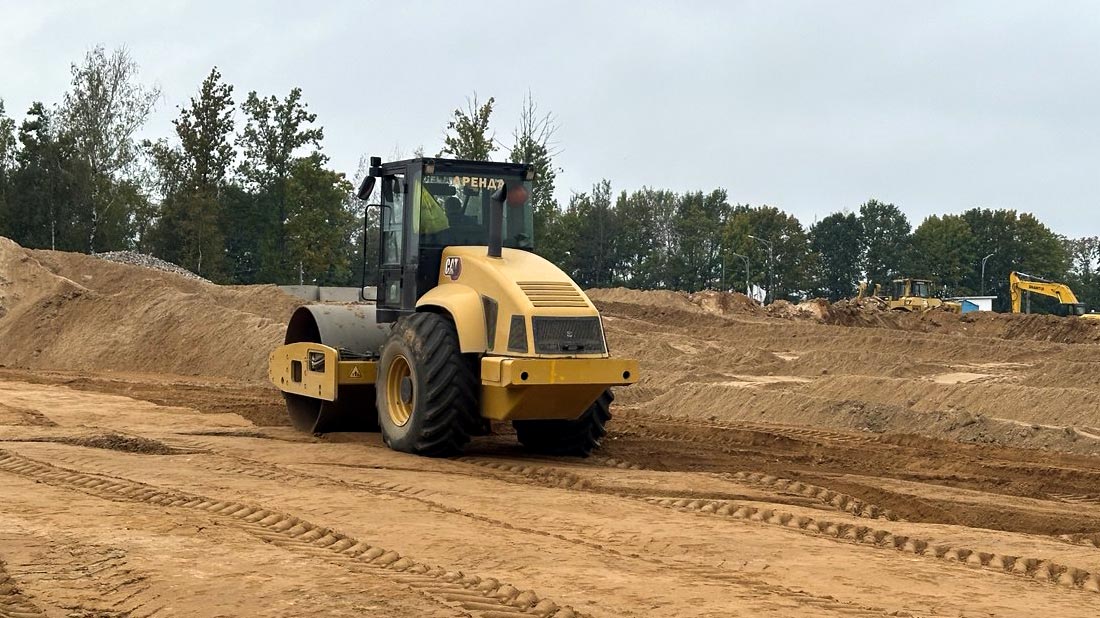 Аренда виброкатка грунтового Caterpillar для уплотнения песка под строительство складских помещений в Хатежино