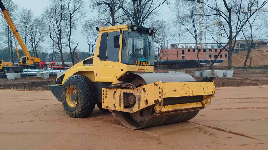 Аренда виброкатка грунтового Bomag BW230 для уплотнения песка в Минске