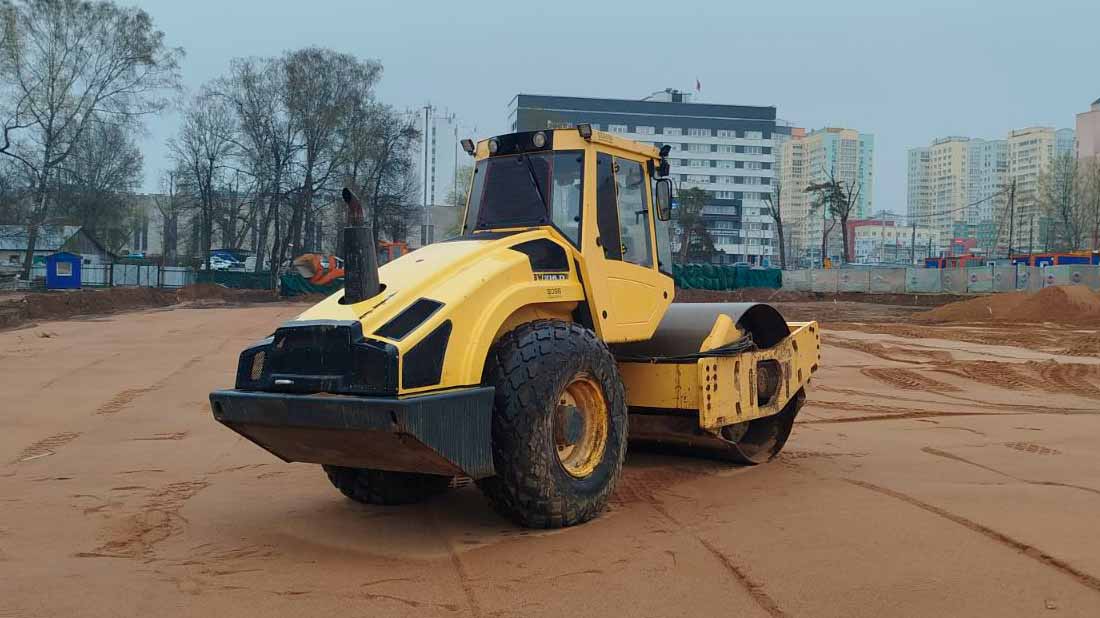 Аренда виброкатка грунтового Bomag BW230 для уплотнения песка в Минске