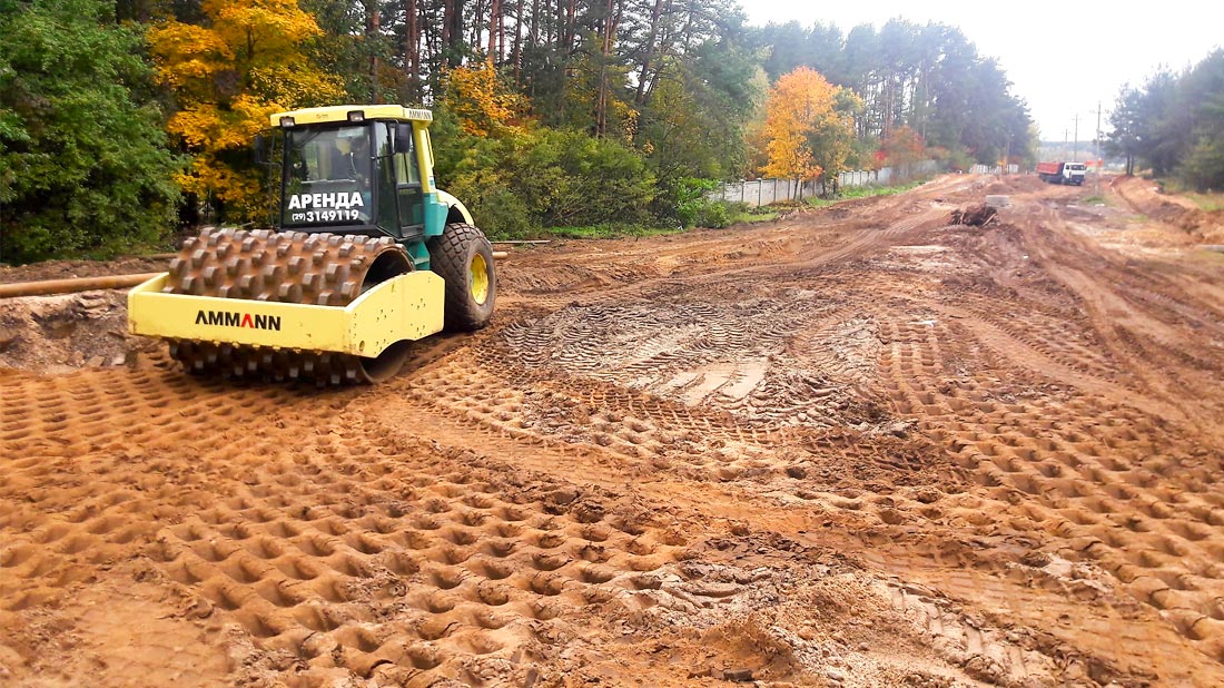 Улотнение песка после укладки инженерных сетей в Минске